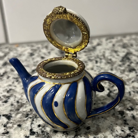 Miniature Teapot Porcelain Jewelry Holder With Clasp White Gold Blue container - Picture 3 of 9